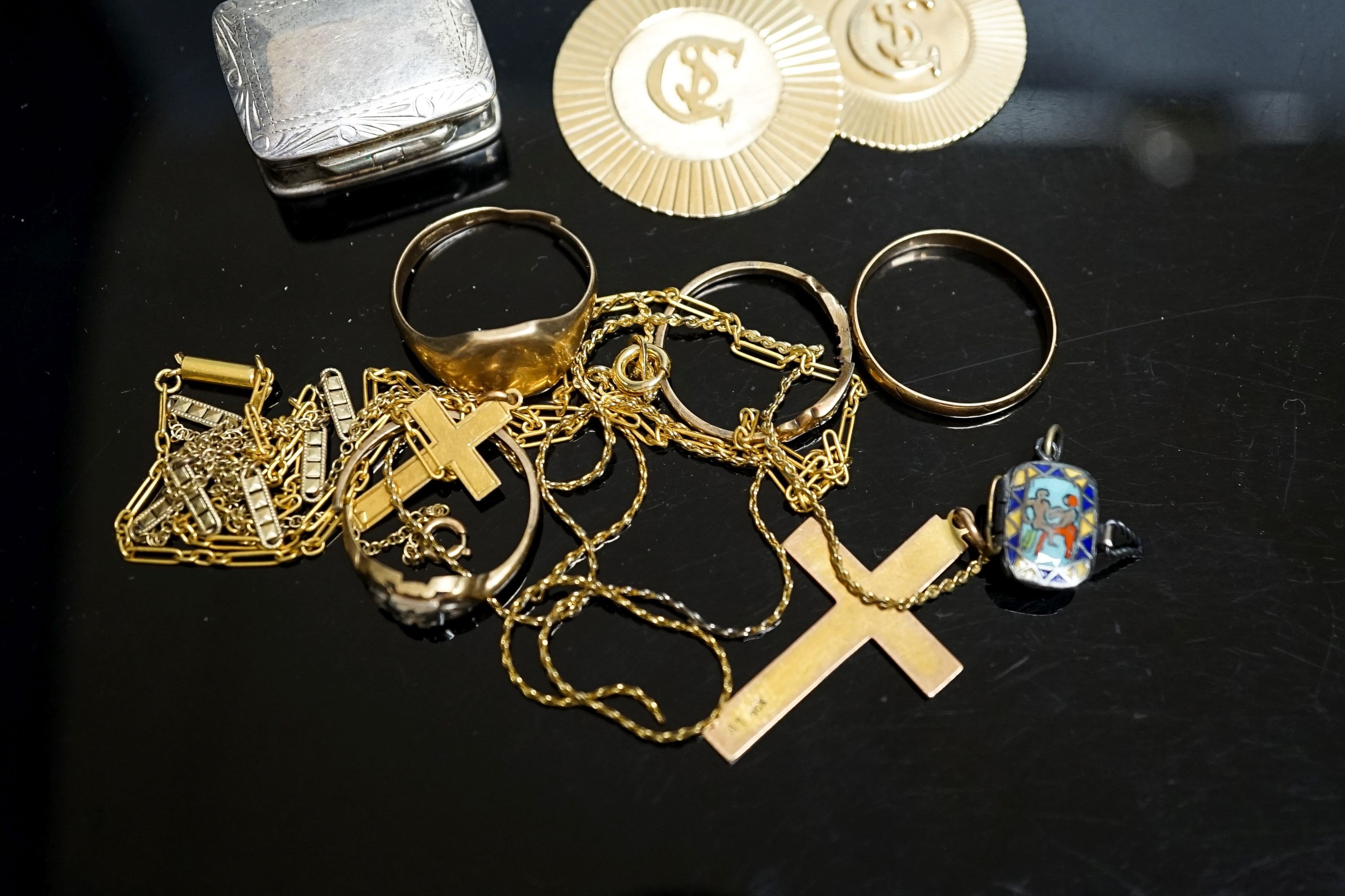 A group of mixed yellow metal items including two 14k pendants and a 14k band, 11.5 grams, two 9ct items, 6.5 grams and other damaged jewellery.